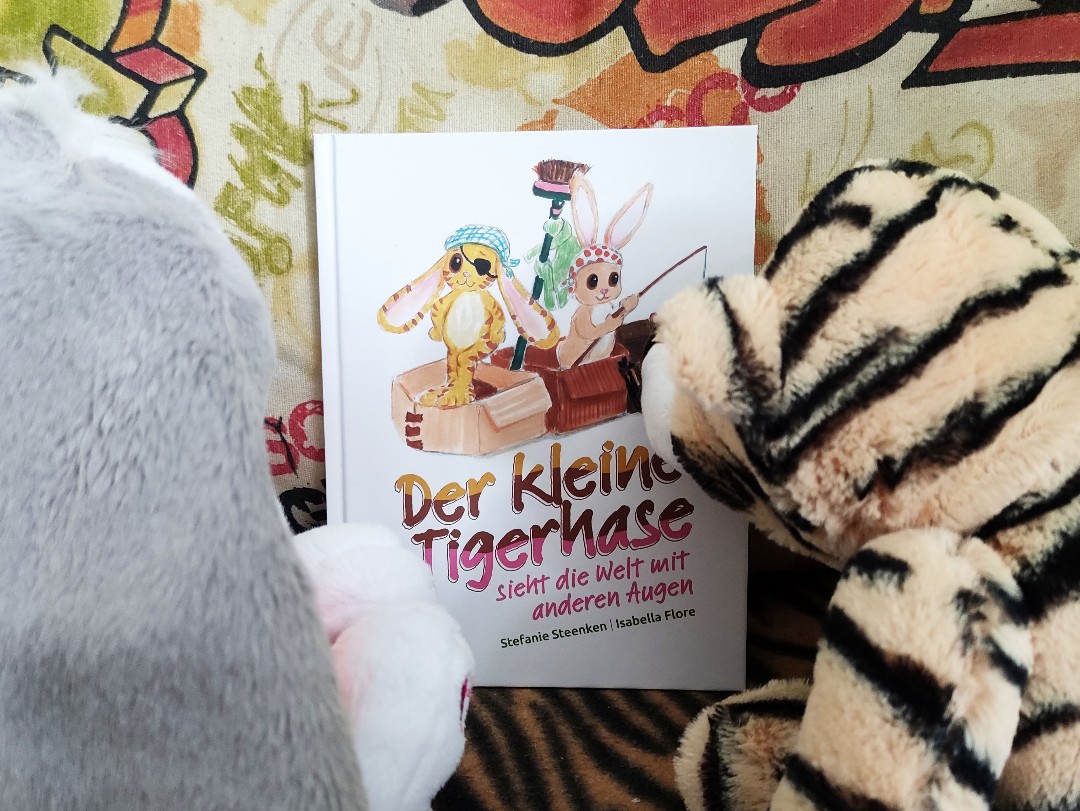 Band 2 vom kleinen Tigerhasen ist ein wunderschönes Kinderbuch, welches sich dem Thema Blind sein auf kindliche Weise nähert. Vor- und Nachteile werden näher beleuchtet und die Texte von zauberhaften Illustrationen begleitet. Kritikpunkte sind kaum vorhanden und wenn dann Meckern auf hohem Niveau.