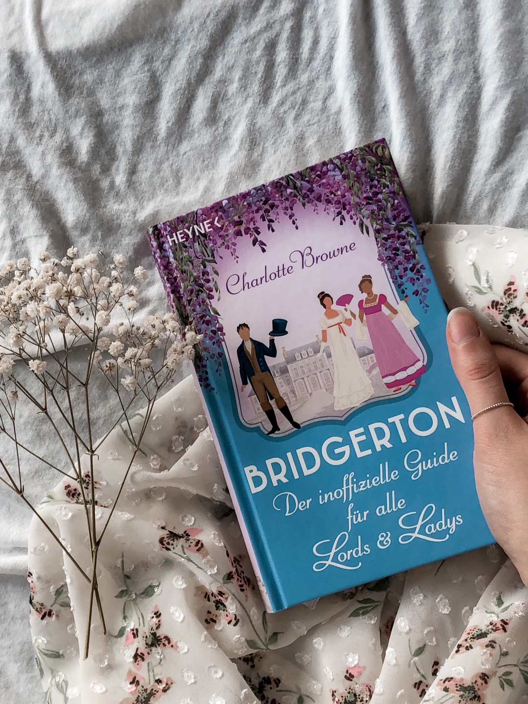 Interessante Fakten zur beliebten Netflix Serie Bridgerton!
Man lernt spannende geschichtliche Ereignisse, sowie einiges über die damalige Mode sowie den Drehorten der Serie.
Für alle Fans ein Lifeguide, der sich zu lesen lohnt!