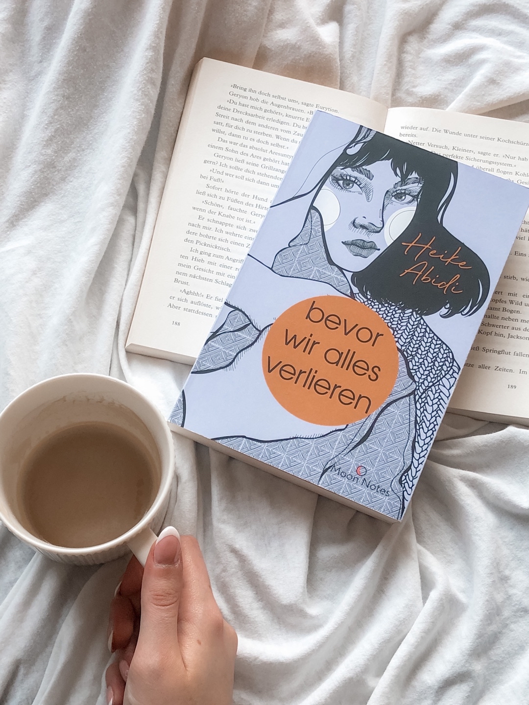 Wow, dieses Buch nimmt den Leser mit auf eine Achterbahnfahrt der Gefühle! Die Autorin beschreit gefühlvoll und zugleich humorvoll den steinigen Weg der Protagonistin Victoria, bei der ein Hirntumor festgestellt wurde.
Auf jeden Fall Tempos bereithalten für dieses tolle Buch!
