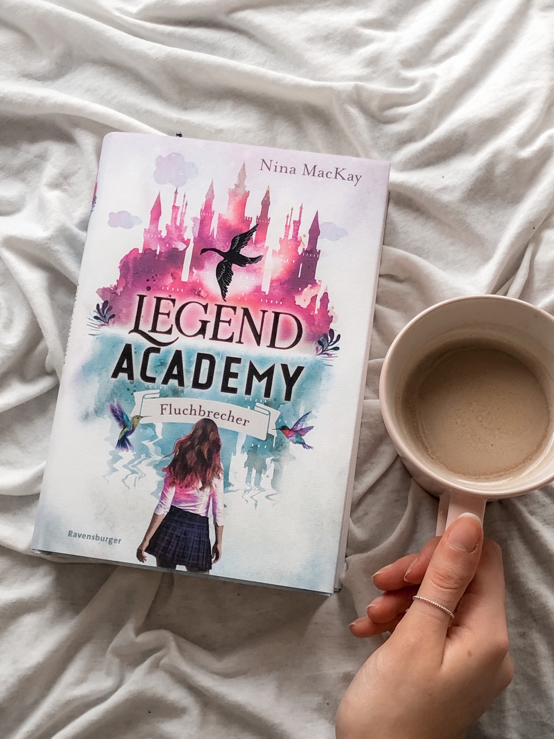 Ein unfassbar spannendes Buch über Mythen. Die Legend Academy birgt viele Geheimnisse und mittendrin die Protagonistin Graylee.
Der Reihenauftakt hat ihr sehr gefallen und war super humorvoll und spannend.