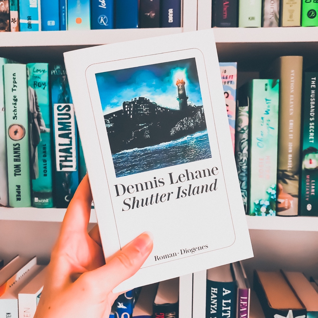 Ich kannte bisher nur die Verfilmung von „Shutter Island“, war daher sehr gespannt auf den Roman und wurde keinesfalls enttäuscht. Das Buch zu lesen war tatsächlich so wie den Film noch einmal zu schauen - sehr bildgewaltig und fesselnd. Vor allem der große Plottwist zum Ende war hier noch einmal genauso spannend, wie wenn man den Film zum ersten Mal sieht. Große Empfehlung!