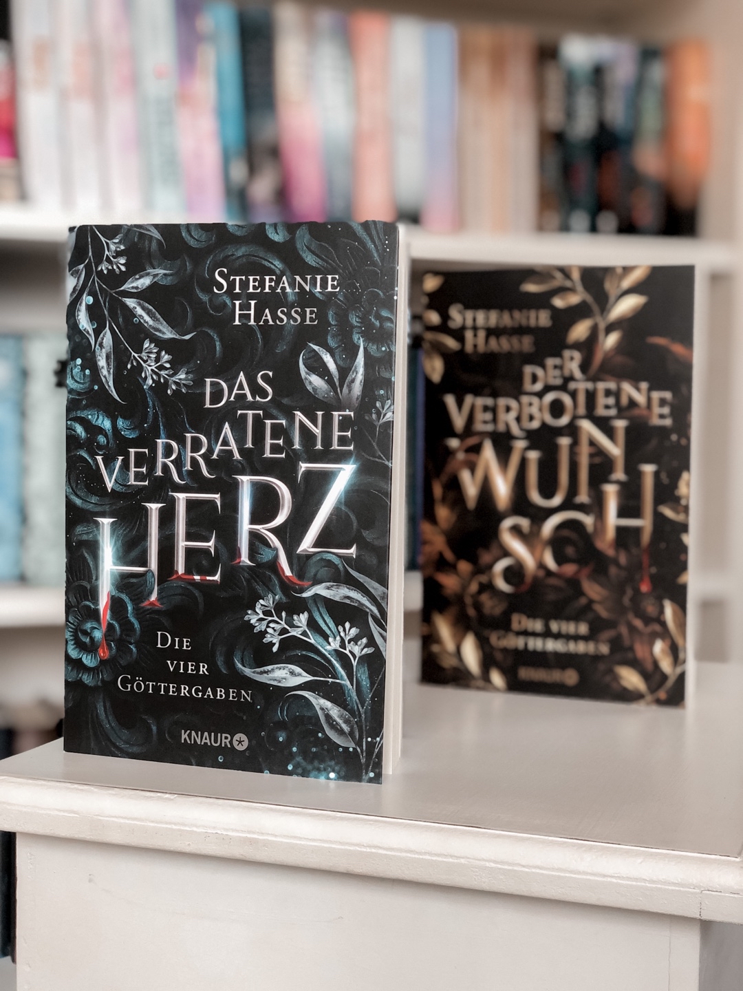 Spannende Fortsetzung über die vier Göttergaben.
Mir hat der 2. Band sogar ein wenig besser gefallen, als der ersten Band. Es kommt zum großen epischen Finale und ich denke das alle Fantasy Fans bei dieser Dilogie auf ihre Kosten kommen werden.