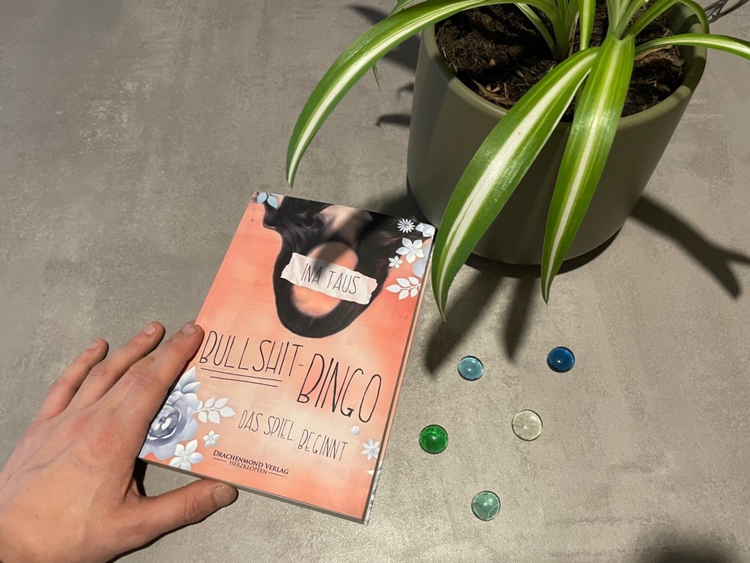 Bullshit-Bingo. Das Spiel beginnt von Ina Taus ist ein absolut liebenswerter New Adult Roman der mit Gefühl, Emotionen und einer Prise Humor ausgestattet ist. Damit überzeugt die Autorin aber auf ganzer Linie und zog mich so in den Bann der Geschichte, die im übrigen sehr sehr toll gestaltet ist und die mich fest umklammert hat beim lesen. Ina Taus überzeugt hier nicht nur mit einem sehr einfühlsamen und wunderschönem Schreibstil, nein, auch die Charaktere, besonders Adam, waren sehr erfrischend. Für jeden New Adult Fan ist diese Geschichte genau das richtige und deshalb kann ich nicht anders als diese weiterzuempfehlen und ihr volle Punktzahl zu geben.
