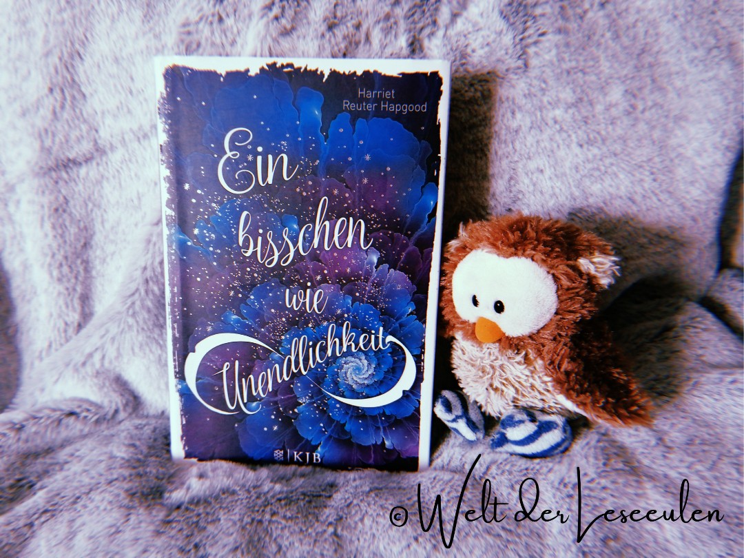 MEINE MEINUNG


Wurmlöcher, Raumzeit und Quantensprünge sind genau Gotties Dings. 

Denn sie selbst springt durch die Zeit und erlebt die Vergangenheit erneut. Dabei trifft sie auf Grey, ihren verstorbenen Großvater.


Liegt es an ihm oder doch an Thomas, der all den Jahren plötzlich wieder auftaucht?


Dieses Buch war ein Coverkauf. Ich bin jedoch positiv überrascht, denn dieses Buch beinhaltet so viel mehr als man ahnt. 


MEIN FAZIT


Dieses Buch ist anders als erwartet, aber gut. Es beinhaltet unterschiedliche Themen, die im richtigen Gleichgewicht behandelt werden. Lesenswert!


⭐⭐⭐⭐

