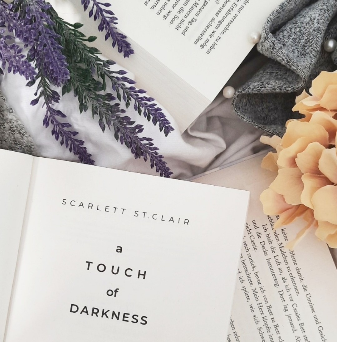 Es kommt selten vor, dass mich ein Buch schon innerhalb der ersten 10 Seiten so begeistert, wie "A Touch of Darkness" es getan hat. 🥰