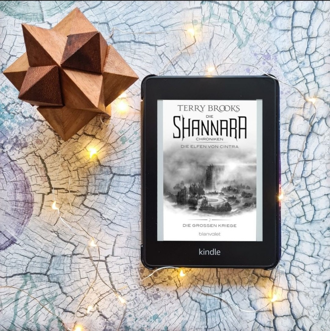 2019 habe ich Teil 1 dieser Reihe gelesen. Es fiel mir etwas schwer in "Die Elfen von Cintra" von Terry Brooks reinzukommen, aber letztendlich habe ich mich noch an genug erinnert. In dieser Reihe wird die Vorgeschichte zu Shannara erzählt und wie sich unsere Erde quasi in die Welt aus den Shannara Chroniken verwandelt. Wenn man nicht bei den Elfen ist, ist die Welt sehr düster. Es gibt Dämonen, Menschen, die sich in Dämönen verwandeln, alles ist verdorrt. Eine trostloserer Welt habe ich tatsächlich noch nicht erlebt. Terry Brooks verliert sich ein wenig in seinen Beschreibungen, dennoch bin ich der Geschichte gerne gefolgt. Ich mag es, dass in dieser Reihe die Apokalypse wirklich stattgefunden hat. Da ist nichts mehr zu retten, sondern eine vollkommen neue Welt muss aufgebaut werden.
Welche Bücher habt ihr so gelesen, in denen die Apokalypse wirklich stattgefunden hat? Habt ihr schon mal ein Buch aus der Shannara-Reihe gelesen oder die Serie gesehen?