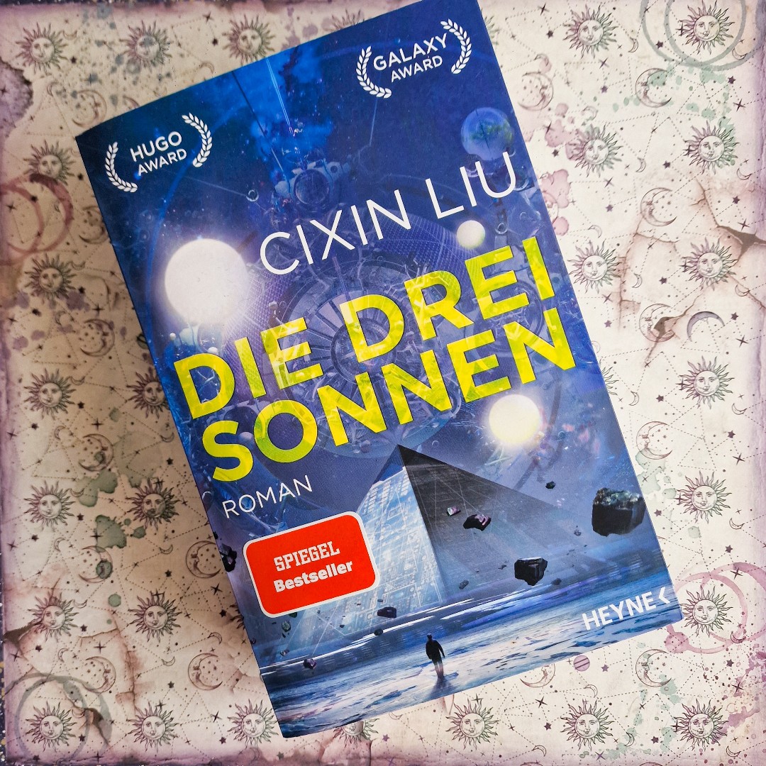 Ich habe mich an "Die Drei Sonnen" von Cixin Liu herangewagt. So ganz kann ich dieses Leseerlebnis nicht so wirklich in Worte fassen. Eine recht lange Zeit hatte ich einfach nur Fragezeichen, worauf das hinausläuft. Das Buch hatte recht starke Verschwörungstheorie-Vibes und zum Schluss wurden selbst mir die wissenschaftlichen Erklärungen ein bisschen zu hoch. Dennoch hat mich das Buch irgendwie fasziniert und ich denke, ich werde auch die anderen Bücher der Reihe lesen. Das richtige Gesamtbild ergibt sich glaube ich erst dann. Denn dieser erste Teil war nur das Vorgeplänkel.
Habt ihr das Buch schon gelesen? Wie hat es euch gefallen?