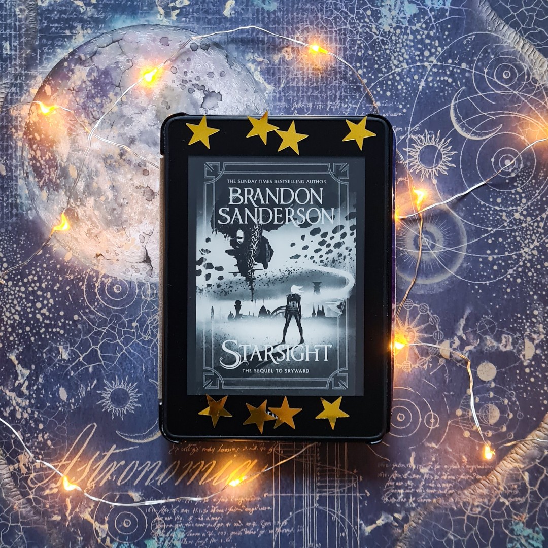 Ich war zu ungeduldig, um auf die deutsche Übersetzung zu warten und so habe ich die "Claim the Stars"-Reihe von Brandon Sanderson auf englisch weitergelesen. Es hat sich gelohnt. Auch "Starsight" konnte mich auf voller Linie überzeugen. Spensa bekommt die Möglichkeit sich als Spion bei der Superiority einzuschleußen. Immer an ihrer Seite dabei ist Schreckschneck, die im englischen Original Doomslug heißt. Welcher Name mir besser gefällt, weiß ich noch nicht. Wenn ihr Space-Operas für Jugendliche gerne lest, dann ist dies eure Reihe. Spannende Luftkämpfe und ein mehr als interessanter Konflikt wissen äußerst gut zu unterhalten.

Welche Bücher von Brandon Sanderson habt ihr schon gelesen? War da "Skyward" dabei? Seid ihr geduldig