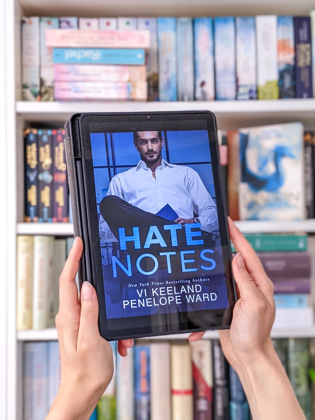 4/5 🐳
Mein erstes Buch von dem Autorinnenduo und ich bin positiv überrascht! Die Handlung hat Tiefe, das Knistern zwischen den Protagonisten war deutlich zu spüren und auch wenn die Sexytime zeitweise ein wenig cringe war, hat das Lesen Spaß gemacht.