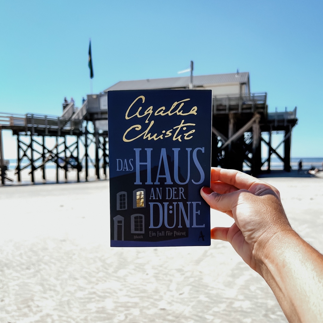 Ein Verwirrspiel, welches selbst Hercule Poirot an seine Grenzen bringt. Tolles Zusammenspiel zwischen Humor und Krimi.