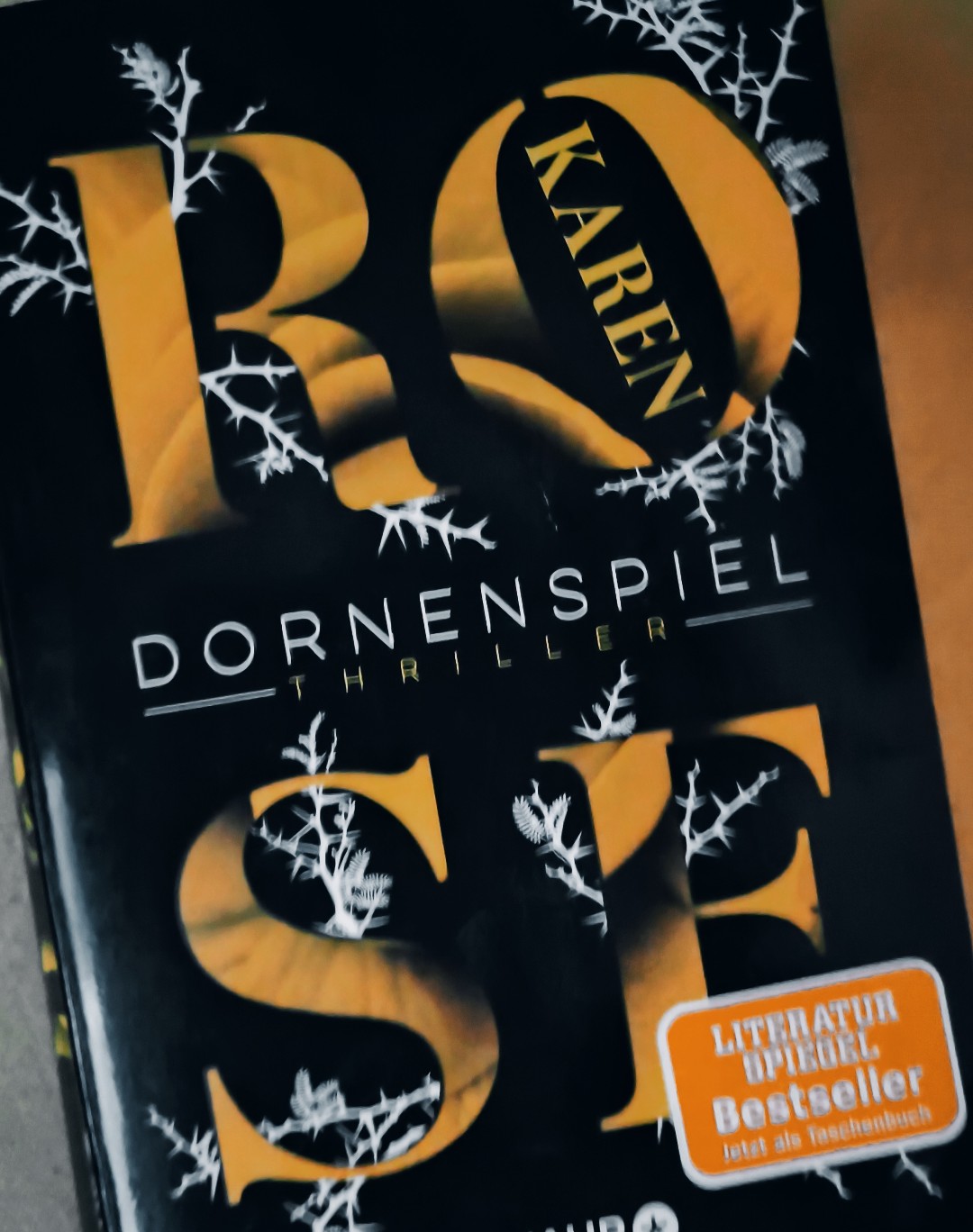 Teil 3/5. Tolle Fortsetzung der Dornen-Reihe von Karen Rose. Spannung bis zum Ende & ich liebe die Charaktere die in der ganzen Reihe vorkommen.