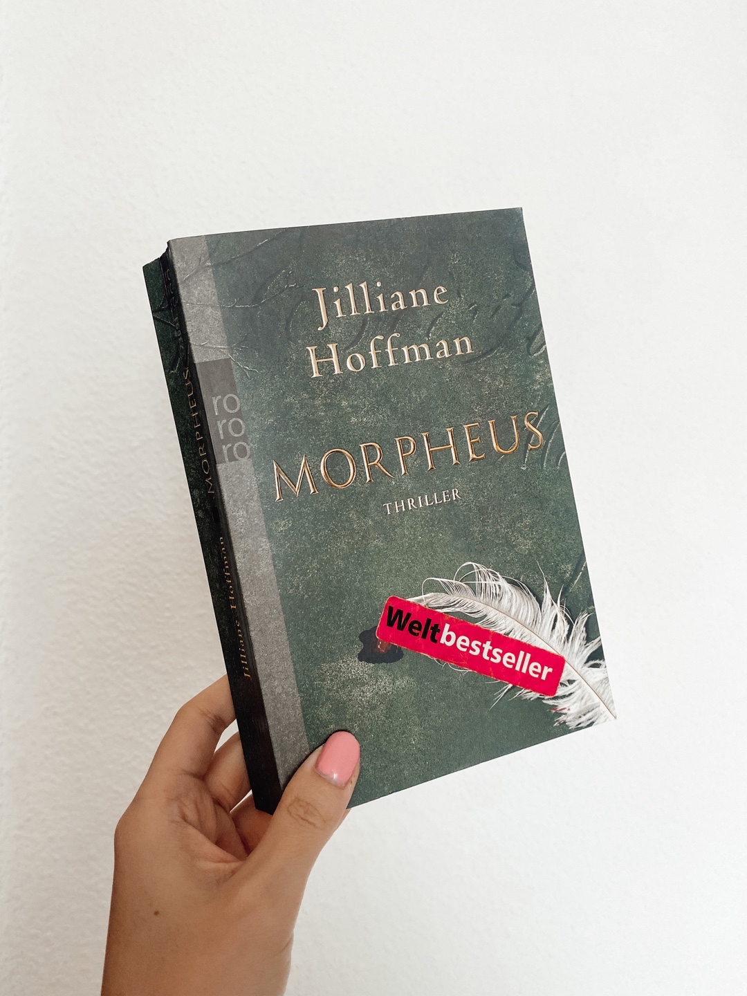 ➡️Kurzrezension: Nach dem tollen 1. Teil der Reihe war ich sehr gespannt auf diesen 2. Teil. Es wird viel an den 1. Teil angeknüpft und die Charaktere sind wieder alle dabei. Von der Spannung ist es nicht ganz so wie der vorherige Teil, da es ein paar Längen gibt, aber insgesamt hat mich das Buch gut unterhalten. Eine Empfehlung gibt es daher trotzdem & die Reihe werde ich weiterlesen!☺️