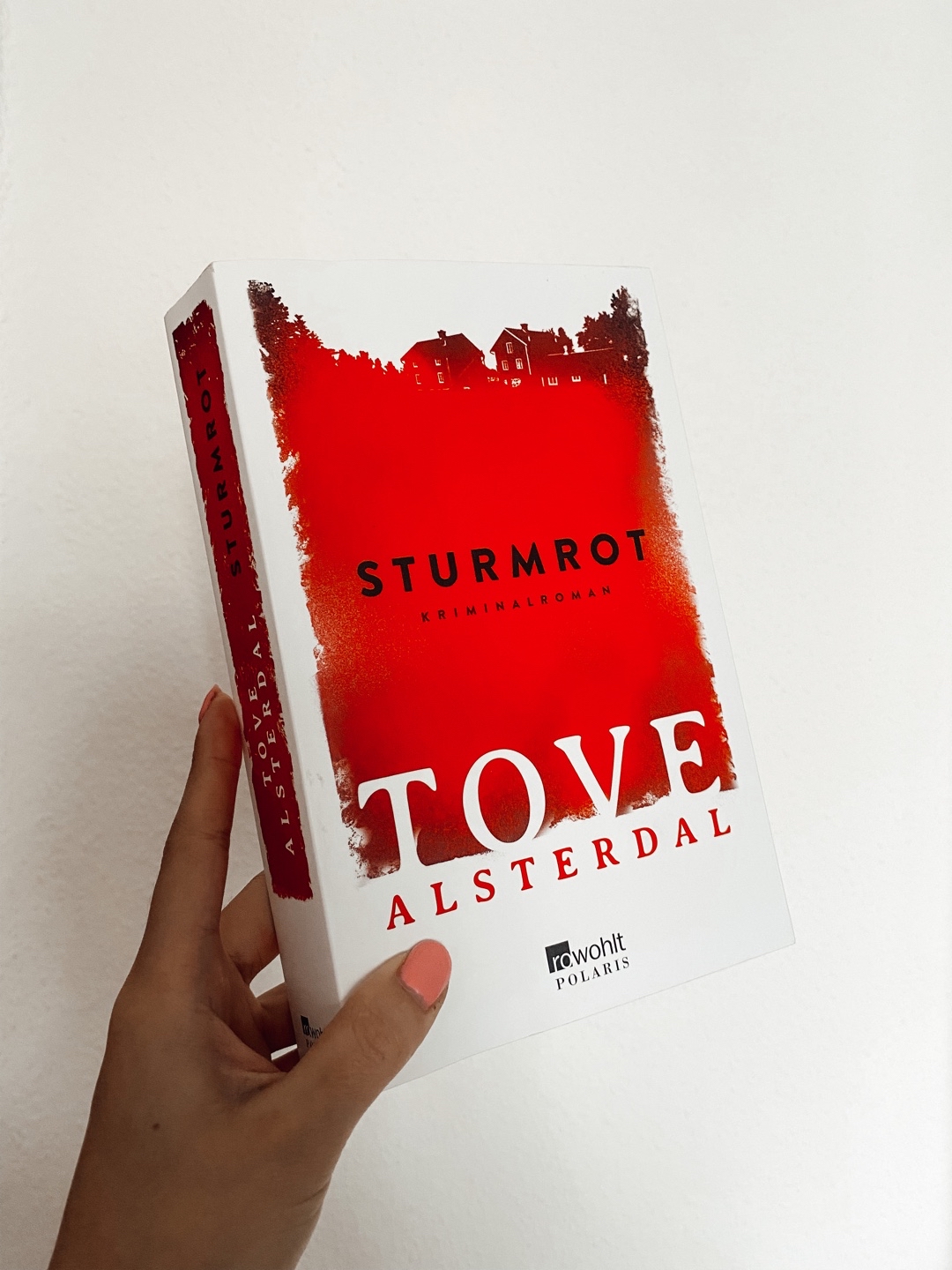 ➡️Kurzrezension: Ich war sehr gespannt auf den Reihenauftakt, aber leider konnte es mich letztendlich nicht ganz fesseln. Meine Gedanken sind beim Lesen oft abgeschweift und die Handlung hat mich von der Spannung oft nicht gepackt. Die Ermittlerin Eira ist dafür super sympathisch. Ich werde der Fortsetzung im Oktober vielleicht noch eine Chance geben, aber ich habe auch schon deutlich bessere Kriminalromane gelesen. Trotzdem schade!😢