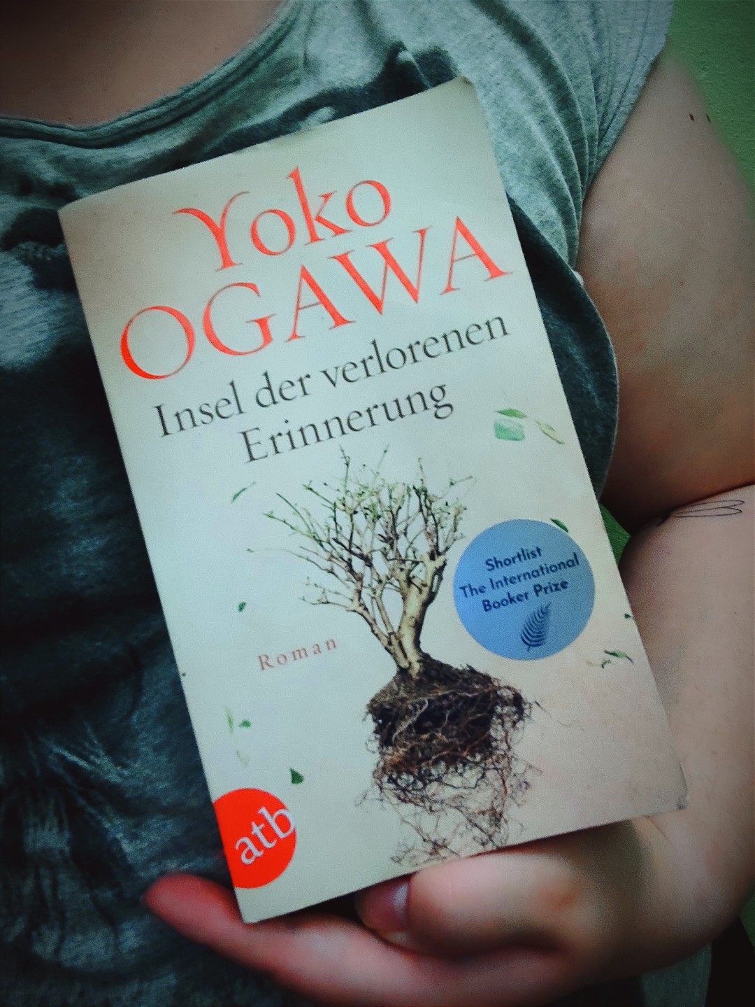 Im Gesamten ein sehr tiefgehendes Buch, mit wahrhaftig doppelten Boden.
Sehr viele Parallelen zu historischen Ereignissen, die einem zu Denken geben - wirklich gut gelungen!
Leider war der Abschluss, für mein Empfinden, eher unbefriedigend.
Etwas mehr Ausbau hätte es abgerundet.