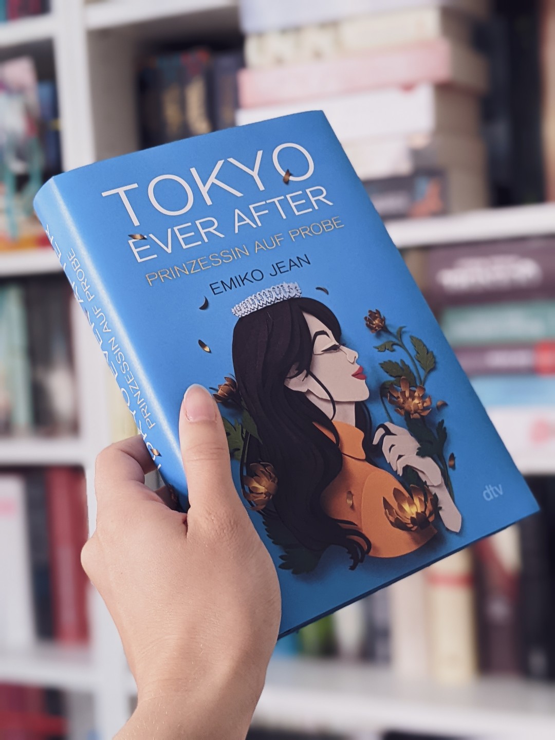 Traditionelles Japan trifft auf feministische Prinzessin! 👸🏻
Als 'Plötzlich Prinzessin'-Generation musste ich diese Geschichte einfach lesen und wurde nicht enttäuscht. Das interessante Japan-Setting, die quirlige Protagonistin und die aktuellen Themen haben mich in ihren Bann gezogen. Mein einziger Kritikpunkt ist die Liebesgeschichte, die mir manchmal zu viel Raum eingenommen hat.