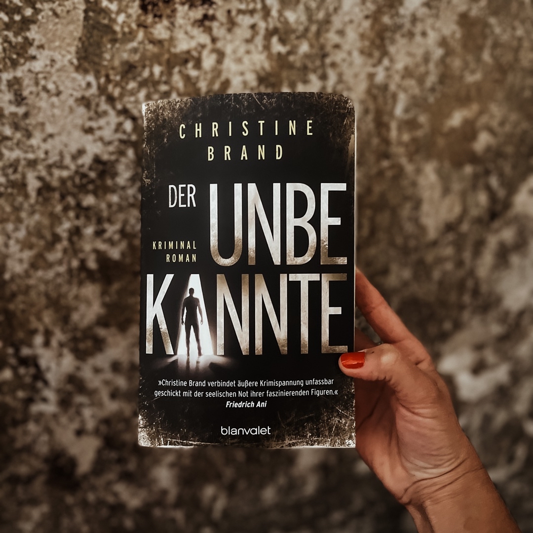 Ein Buch mit vielen Wendungen und Verstrickungen, das mit einem Ende glänzt, was Leser*innen fast zum schmunzeln bringt.