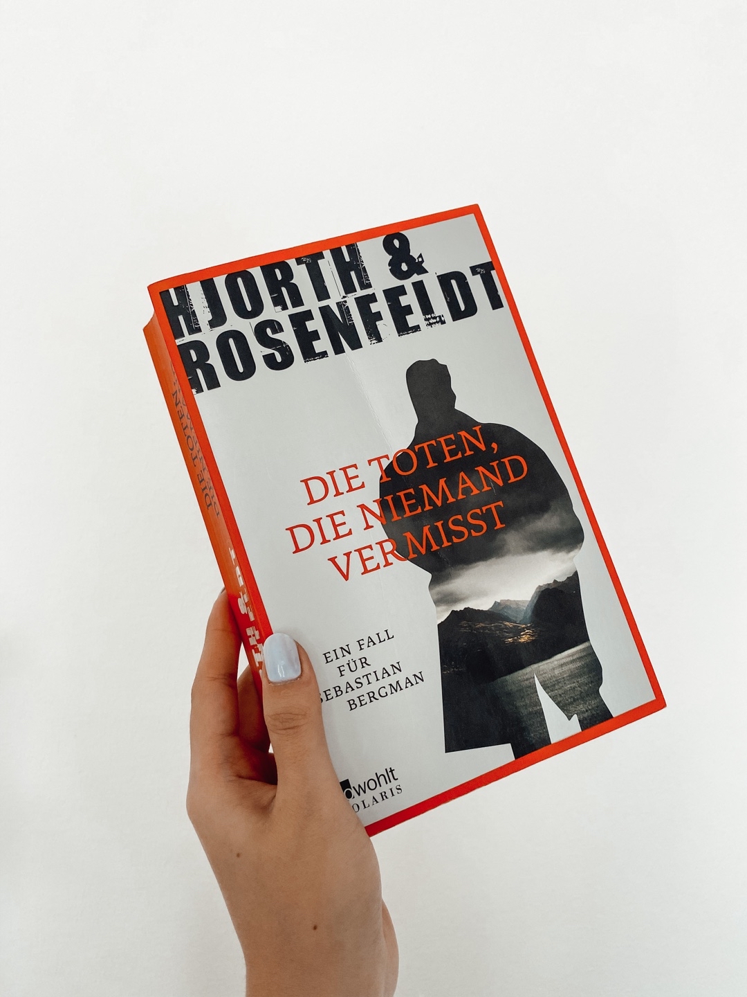 ➡️Kurzrezension: Ich hab mich eigentlich nach dem starken 2. Teil gefreut die Reihe weiterzulesen. Leider fand ich diesen 3. Teil unglaublich langweilig und unspektakulär. Ich musste mich total zwingen weiterzulesen & hab das auch nur wegen den Charakteren getan. Das Ende bzw. die letzte Seite des Buches hat zumindest noch was richtig Schlimmes parat! Deshalb hoffe ich der nächste Band ist wieder besser. 🫣