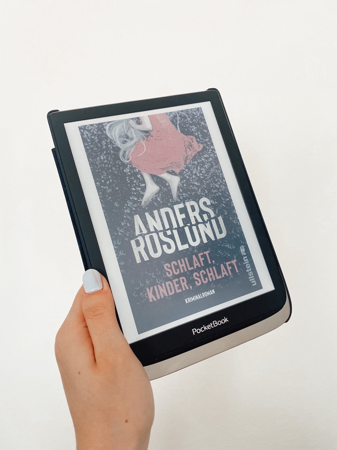 ➡️Kurzrezension: Das Buch wurde von vielen als Highlight betitelt. Ich finde es kommt schon nah dran. Das Buch startet sofort sehr spannend & geht auch so weiter, auch wenn es mir manchmal sogar zu schnell ging. Am Ende gibt es nochmal eine Überraschung. Ein wichtiges & grausames Thema mit Kindern was hier im Buch aufgegriffen wird. Wer also wieder einen rasanten Thriller lesen will, dem kann ich das Buch auf jeden Fall empfehlen!☺️