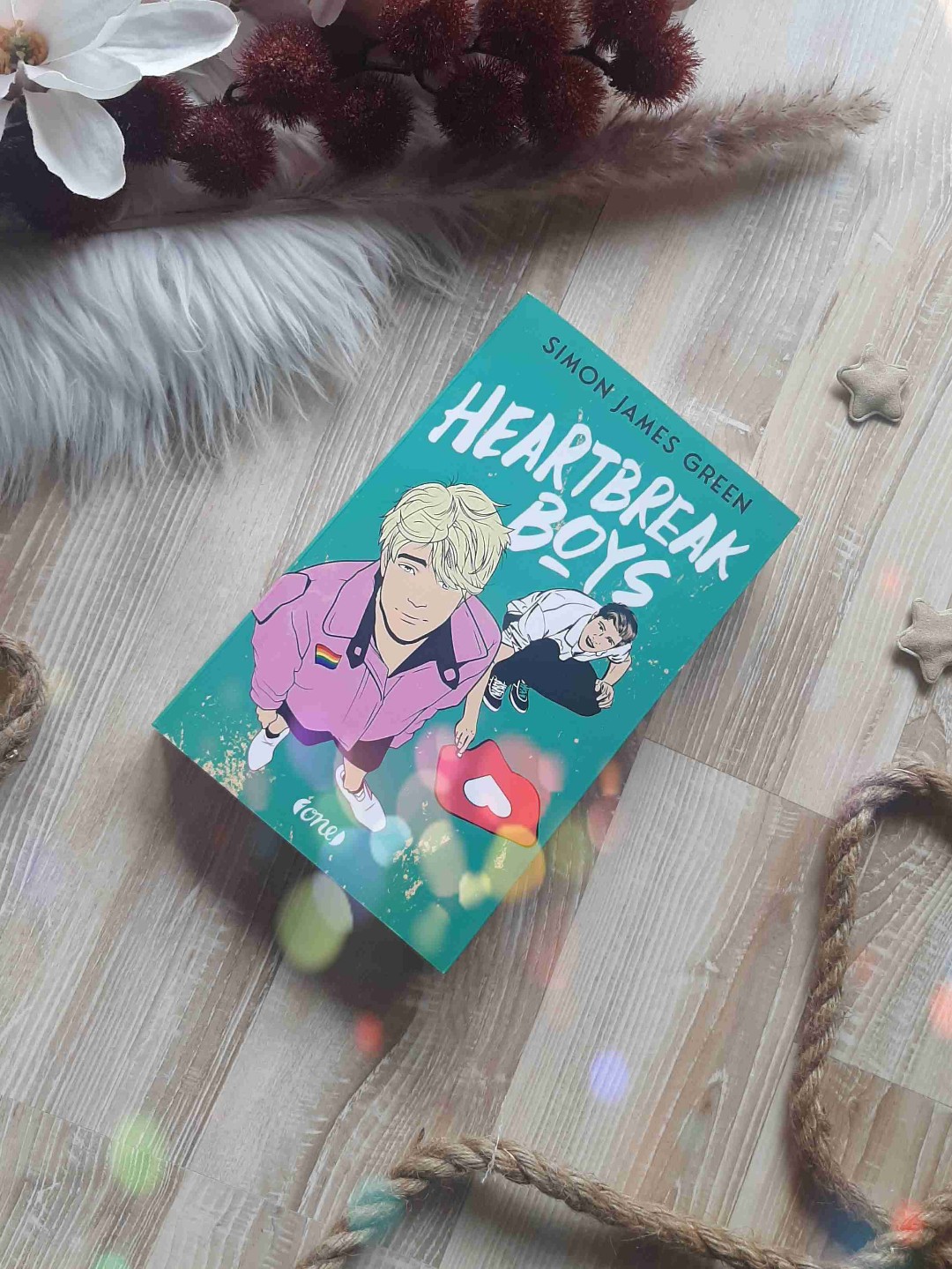 "Heartbreak Boys" ist eine super süße, humorvolle, queere Geschichte, die mich toll unterhalten hat und auch wirklich tiefgründige Momente hatte.