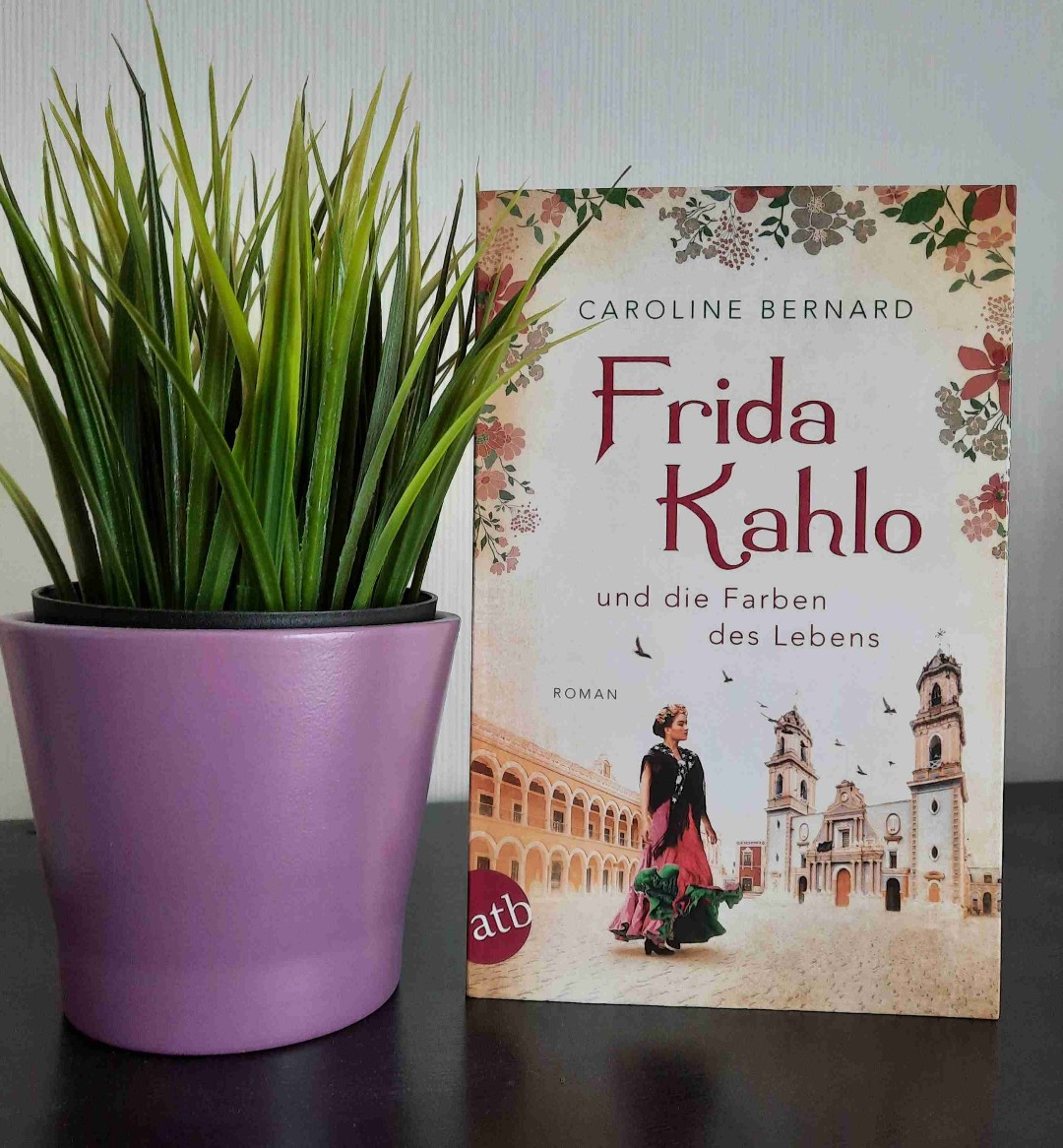 Lange hat dieses Buch nun auf meinem SUB gelegen und auf den richtigen Moment gewartet. Der kam nun in unserem diesjährigen Sommerurlaub und ich habe das Buch regelrecht verschlungen.
Wunderschöne Sprache und eine herzzerreißende Geschichte! ❤ Das Buch ist sehr nah an der Filmvorlage (mit Salma Hayek in der Hauptrolle), aber das fand ich nicht schlimm, im Gegenteil, ich liebe den Film!! Und ich liebe Frida Kahlo!
Für mich ein absolutes Highlight!!