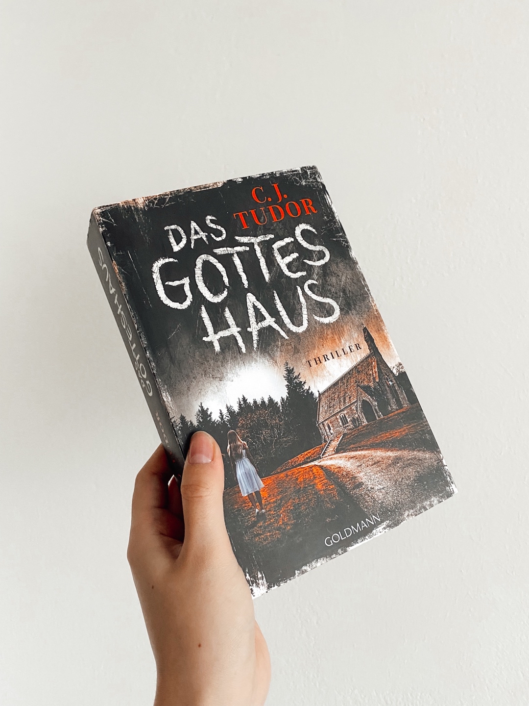 ➡️Kurzrezension: Die Autorin mag ich ganz gerne & so wollte ich auch das neueste Buch lesen. Wieder mal ein ganz spannender Thriller, der aber nicht so rasant ist. Ich mochte diese düstere Atmosphäre mit der Kirche & deren Geschichte. Das Buch hat mir somit wirklich gut gefallen, nur beim Ende habe ich mir mehr etwas erhofft.☺️🤔