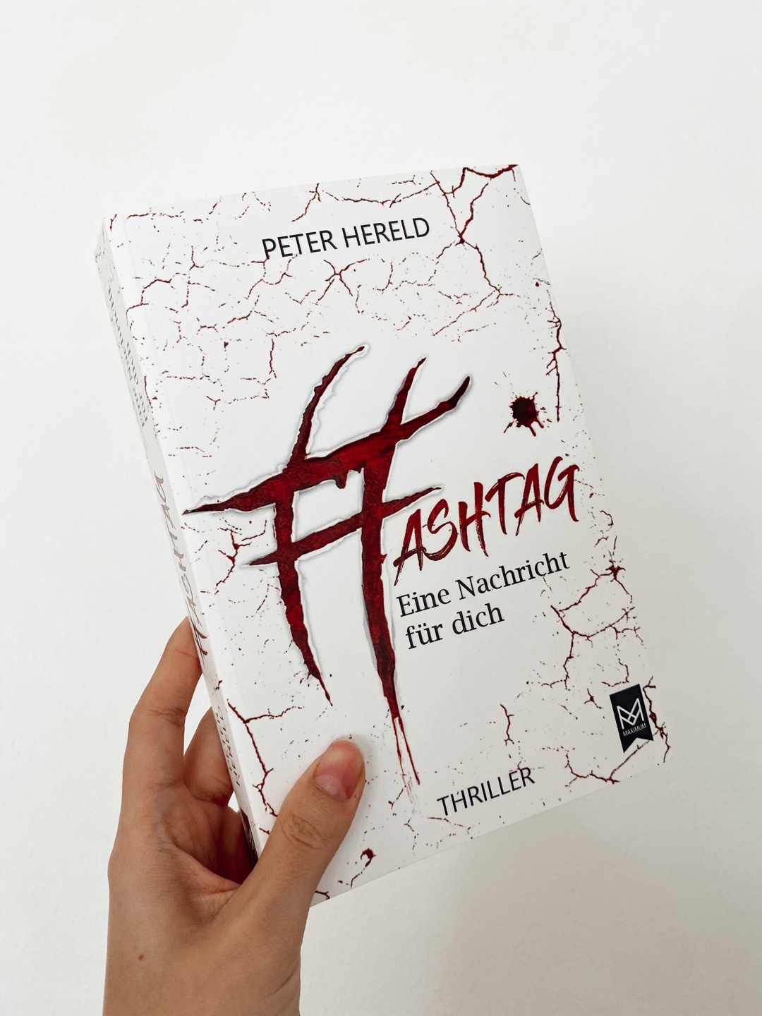 ➡️Kurzrezension: Ein Buch was mich durchweg positiv überrascht hat! Die Ermittlerin Pia ist super sympathisch & hat mit ihrer Eigenschaft des Zählzwangs mit sich zu kämpfen. Das Buch behandelt die Thematik von Hate-Kommentaren im Netz & so war das Buch am Anfang der Kapitel immer mit einem realen Hate-Kommentar ausgestattet. Diese waren einfach nur unfassbar. Auch das Ende hat mir sehr gut gefallen & die Spannung kam hier nicht zu kurz. Definitiv ein wirklich lesenswertes Buch!🥳