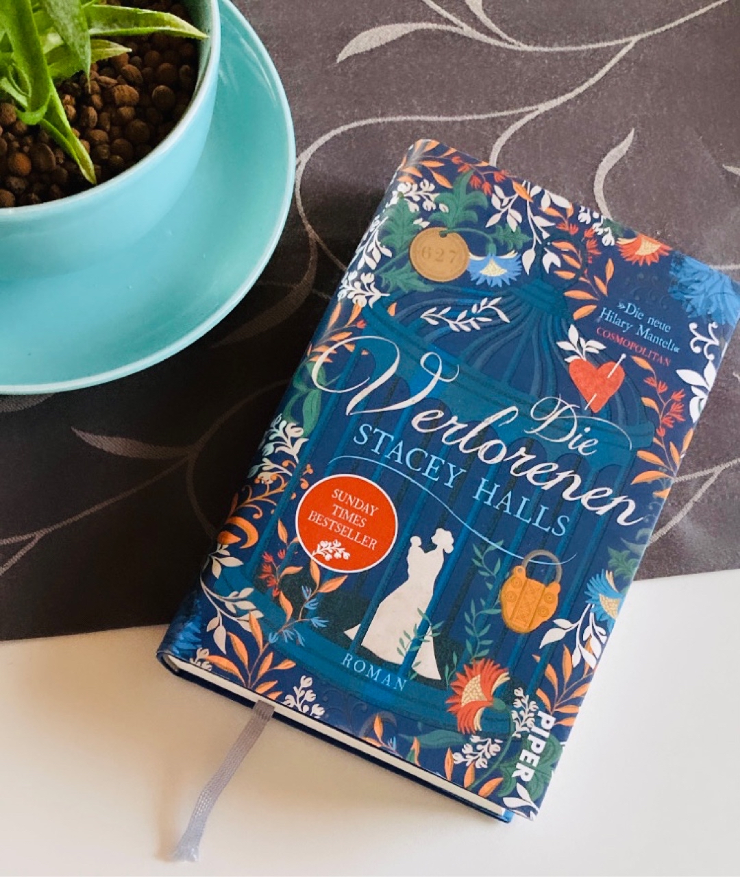 Hinter diesem wunderschönen Cover versteckt sich so viel mehr als ich erwartet hatte! Eine super Geschichte, mit Spannung, Herz und und und… hat mich ein wenig an meine Gefühle für „Elbleuchten“ und Co. erinnert
- hab die Hörzeit seit gestern genossen! Das Ende war für mich ein wenig zu harmonisch, aber auch ein Happy End darf wohl mal sein :)