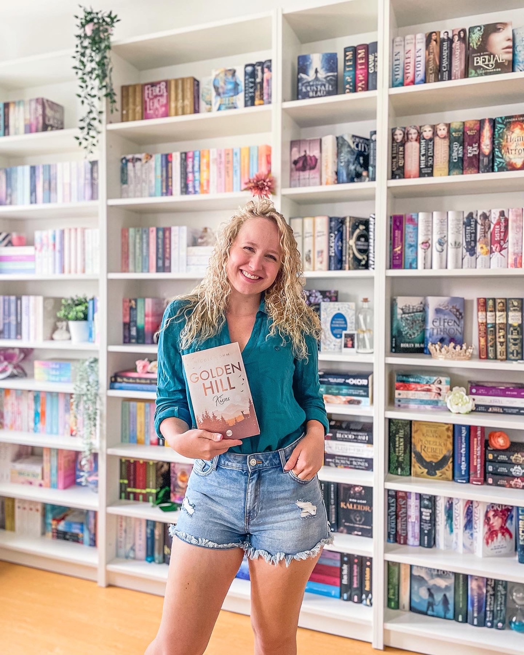 „Golden Hill Kisses“ ist ein Buch mit Wohlfühlfaktor, mit brennender Leidenschaft und zwei tollen und einzigartigen Protagonisten. 😍❤️ Mit 5/5 ⭐️ kann ich es allen Romance Fans sehr ans Herz legen, da es mir viele schöne Lesestunden geschenkt hat. 🥰