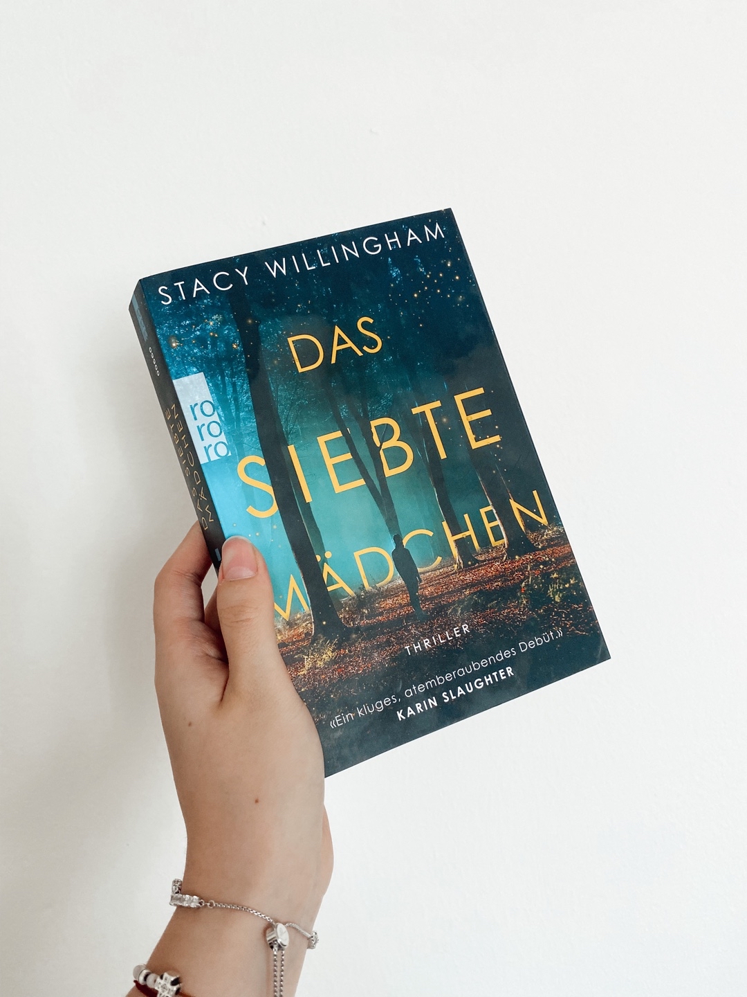 ➡️Kurzrezension: Zu dem Buch hab ich auf Bookstagram immer nur folgendes gelesen: Absolutes Highlight. Für mich ist dies persönlich leider nicht eingetroffen. Ich fand es ist ein ruhiger Thriller mit durchaus auch interessanten Stellen. Jedoch hab ich direkt nach den ersten 100 Seiten ein paar Theorien aufstellen können & eine davon hat sich auch bewahrheitet. Leider war das Ende für mich daher nichts besonders & ich kenne sowas schon von anderen Büchern. Trotzdem konnte man das Buch gut lesen & daher würde ich auch definitiv noch was neues von der Autorin lesen. Das Buch bleibt für mich jedoch eher im mittleren Bereich. Vielleicht auch durch die hohen Erwartungen?🤔