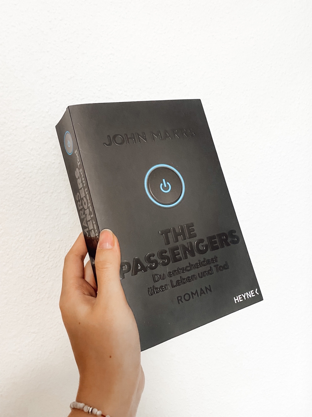 ➡️Kurzrezension: Endlich hab ich auch mal mein erstes Buch von dem Autor gelesen. Ich fands sehr cool, dass es in der Zukunft spielt & der Gedanke an selbstfahrende Autos ist ja auch nicht mehr so abwegig. Das Buch fesselt einen wirklich stark & so liest man Seite für Seite. Besonders die aufgedeckten Geheimnisse der Personen waren krass! Die Spannung bleibt somit wirklich durchgehend oben. Mir hat das Buch sehr gut gefallen, nur beim Ende war es mir dann vielleicht ein kleines bisschen too much bzw. zu verstrickt. Trotzdem ein wirklich empfehlenswertes Buch, hätte ich definitiv schon viel früher lesen müssen!☺️