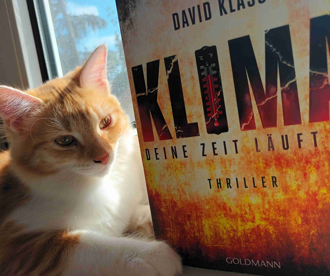Ich kann dieses Buch wirklich nur weiterempfehlen! ❤ Es regt zum Nachdenken an und ist gleichzeitig auch spannend und gute geschrieben. Mein Kätzchen findet das Buch ebenfalls gut xd