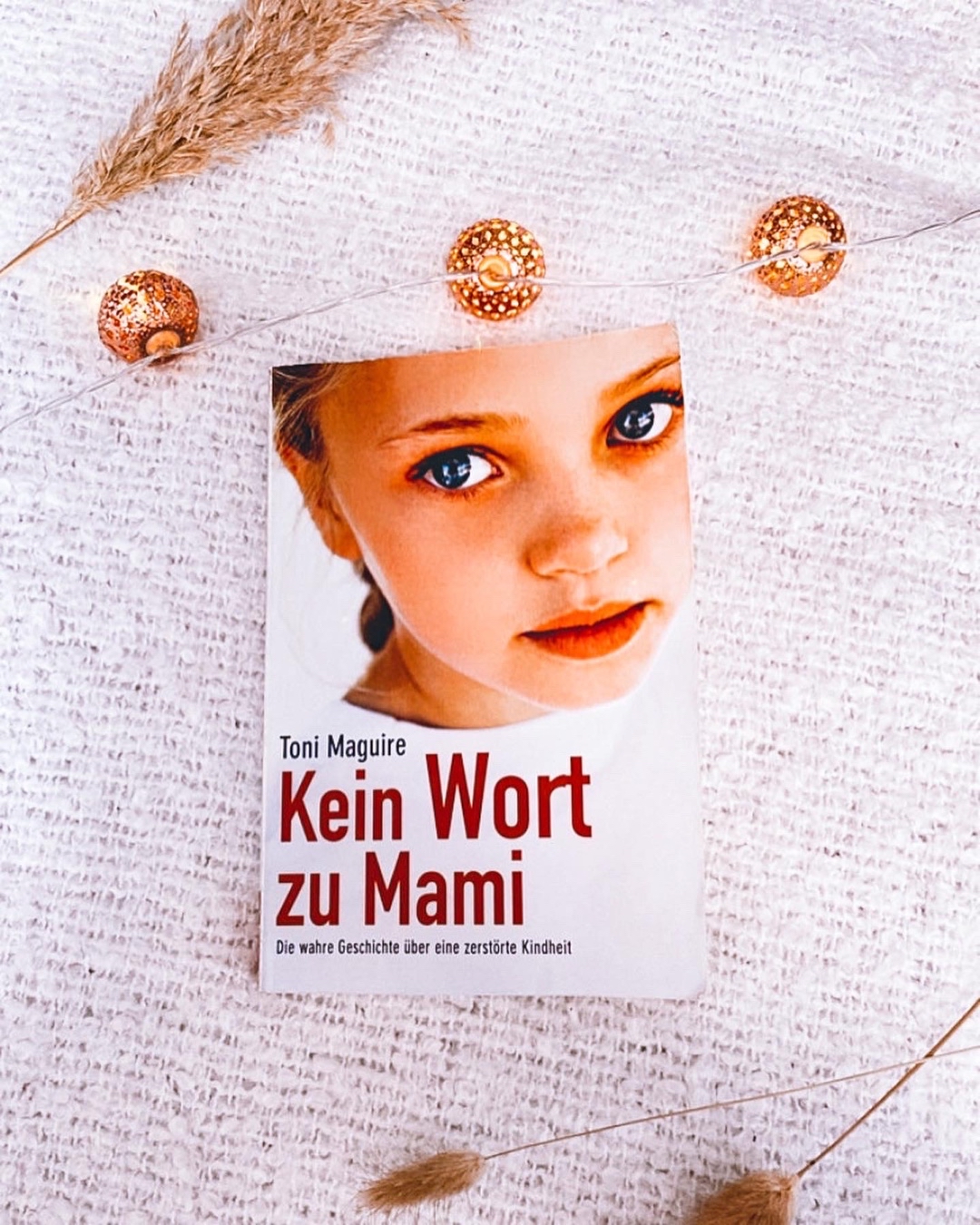 Erschütternd
Ich habe bewusst keine Sterne Bewertung gegeben, ich finde das Buch ist gut geschrieben aber ich würde mich nicht wohl damit fühlen, eine persönliche Kindheitsgeschichte von jemanden anderen zu kritisieren.