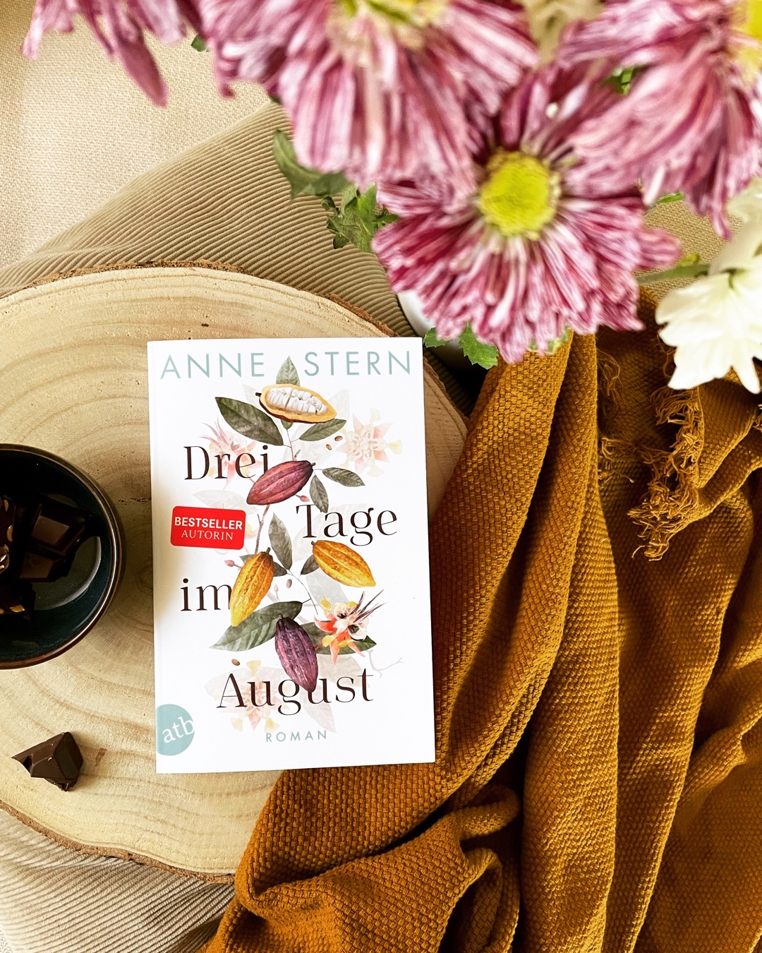 📖 „Drei Tage im August" ist ein leichter Roman mit seichten historischen Begebenheiten ohne Vertiefungen. Der Inhalt ist wenig überraschend und herausfordernd.