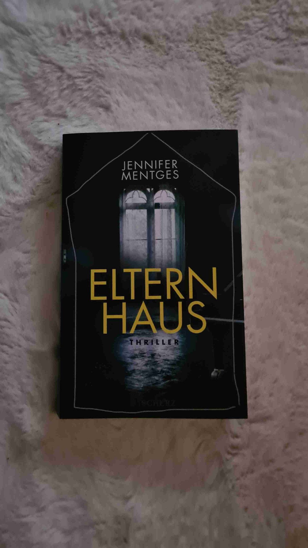 Ein toll geschriebener Thriller, der auf zwei Zeitebenen und aus verschiedenen Perspektiven erzählt wird. Er ließ sich leicht und schnell lesen und hat eher einen unterschwelligen, keinen aufdringlichen Grusel. Ich finde es super, wie die zwei Ebenen miteinander verwoben sind, für mich hätte es aber gern noch gruseliger sein dürfen. 😄