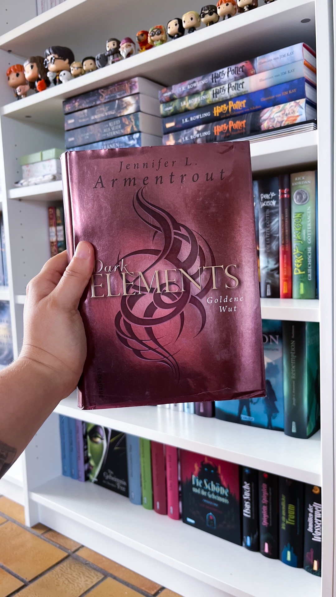Tolle Reihe mit vielen unvorhersehbaren Wendungen! Es macht sehr viel Spaß sie zu lesen und ich muss unbedingt wissen, wie sie endet. Bisher mag ich sie lieber als die Hauptreihe.