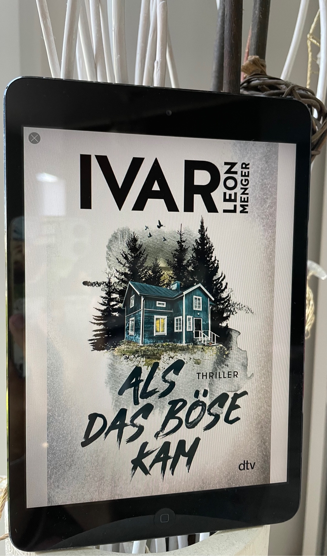 Spannender Einstieg, der leider ab der Mitte immer mehr nachließ. Tolle Idee - Umsetzung naja ... leider mit vielen Fragezeichen beendet.