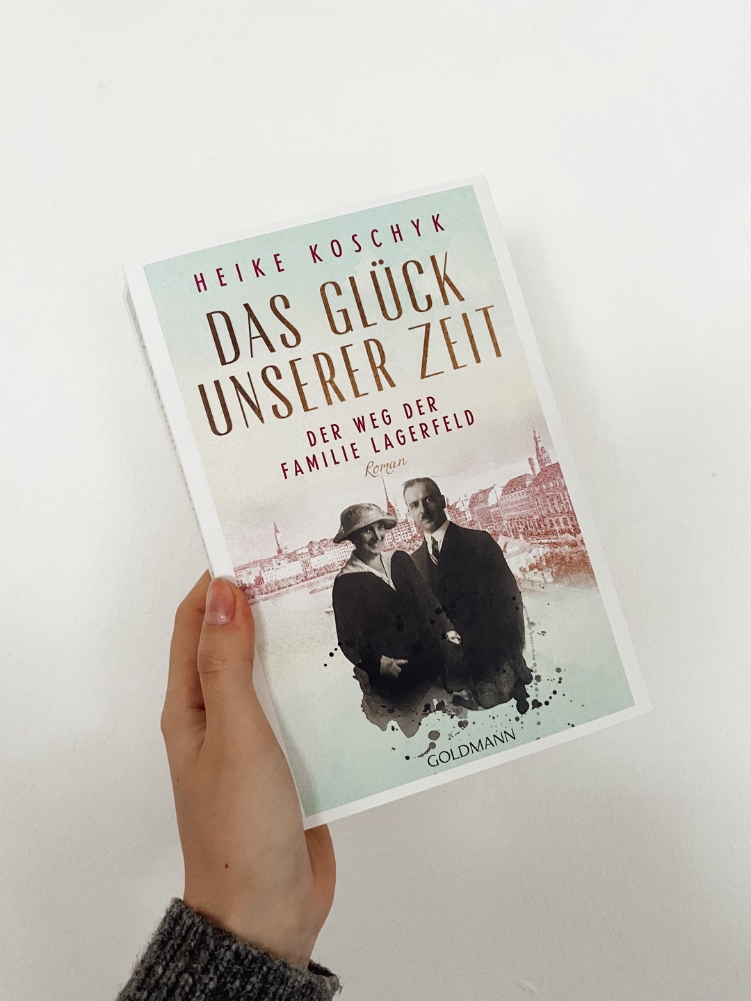➡️Kurzrezension: Alle, die mehr über die Familie Lagerfeld erfahren möchten, ist das genau das richtige Buch. Nach anfänglichen Schwierigkeiten werden die Erzählungen von Otto Lagerfeld immer spannender. Man erfährt wirklich viel neues über die Familie Lagerfeld & es ist wirklich interessant einfach mal Ottos Lebenserinnerungen zu lesen. Insgesamt hat mir das Buch echt gut gefallen & ich freu mich nun Band 2 zu lesen!☺️🍀