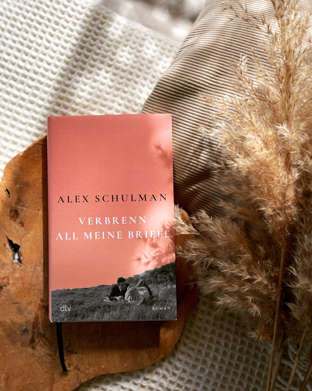 
📖 „Verbrenn all meine Briefe“ ist eine tragisch-ernste Geschichte über eine Liebe, die nicht sein durfte und die  Auswirkung bis in die heutige Generation trägt. Alex Schulman ist ein Autor den man im Blick behält: er schreibt intensiv, todtraurig und ehrlich.