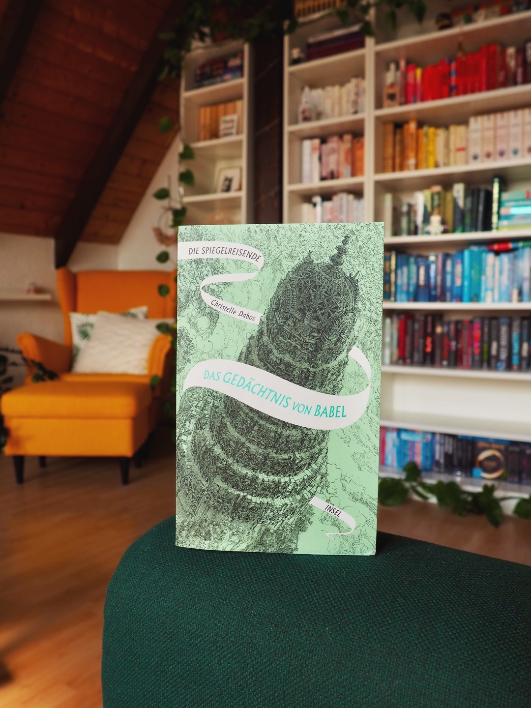 Vorsicht: Einmal angefangen, lässt sich das Buch nur schwer wieder aus der Hand legen!