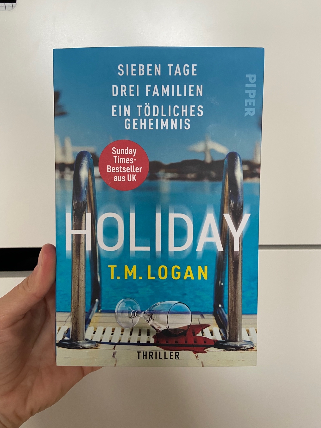 Super easy zu lesen und bis zum Ende hin spannend. Es hat immer wieder eine neue Wendung genommen.
