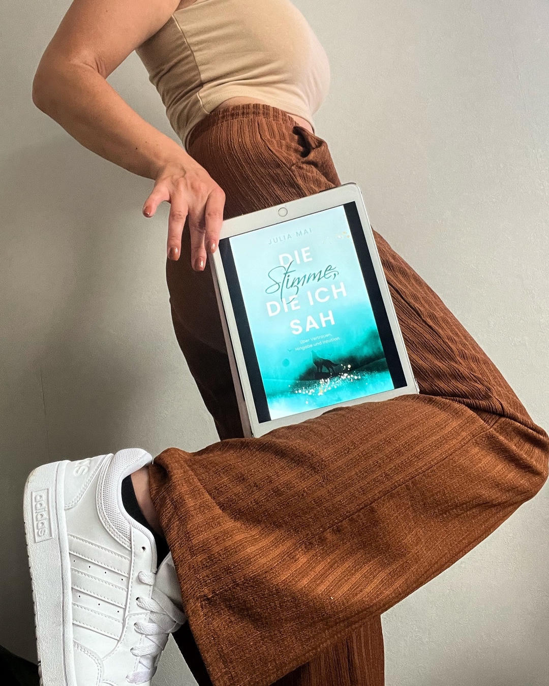 Julia Mai konnte mich in ihrem Buch durch ein berührendes Vorwort und inspirierenden Kapiteln überzeugen. Für mich gehört das Buch zu meinen Lesehighlights dieses Jahr.