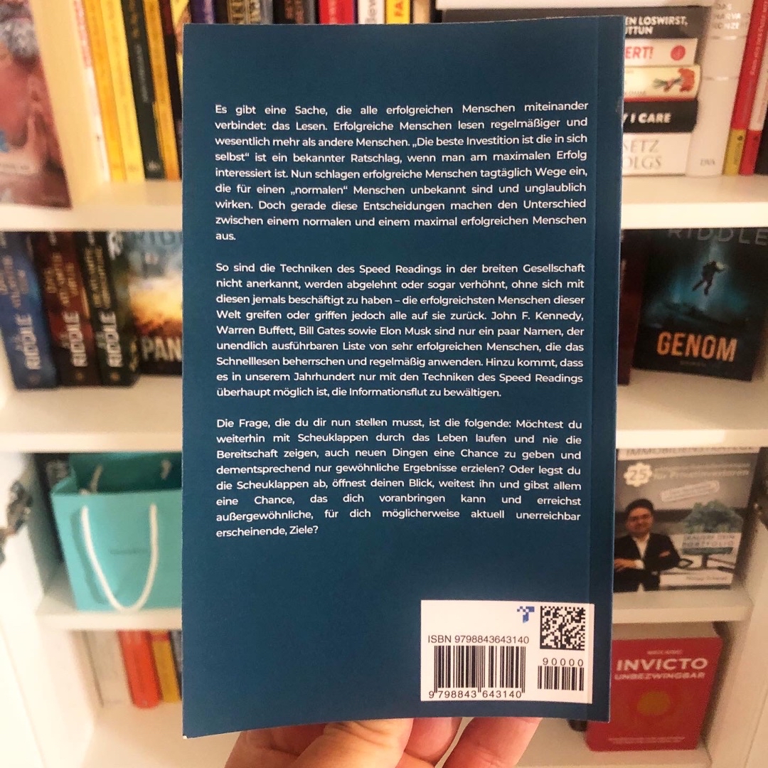 ⭐️ 3 von 5 Sterne ⭐️ *𝚆𝚎𝚛𝚋𝚞𝚗𝚐*
"Wenn man viele Bücher liest, entsteht eine Demut dem Leben und der Welt gegenüber, weil du weißt, dass du eigentlich keinen blassen Schimmer davon hast, wie viel es wirklich zu lernen gibt." 📚