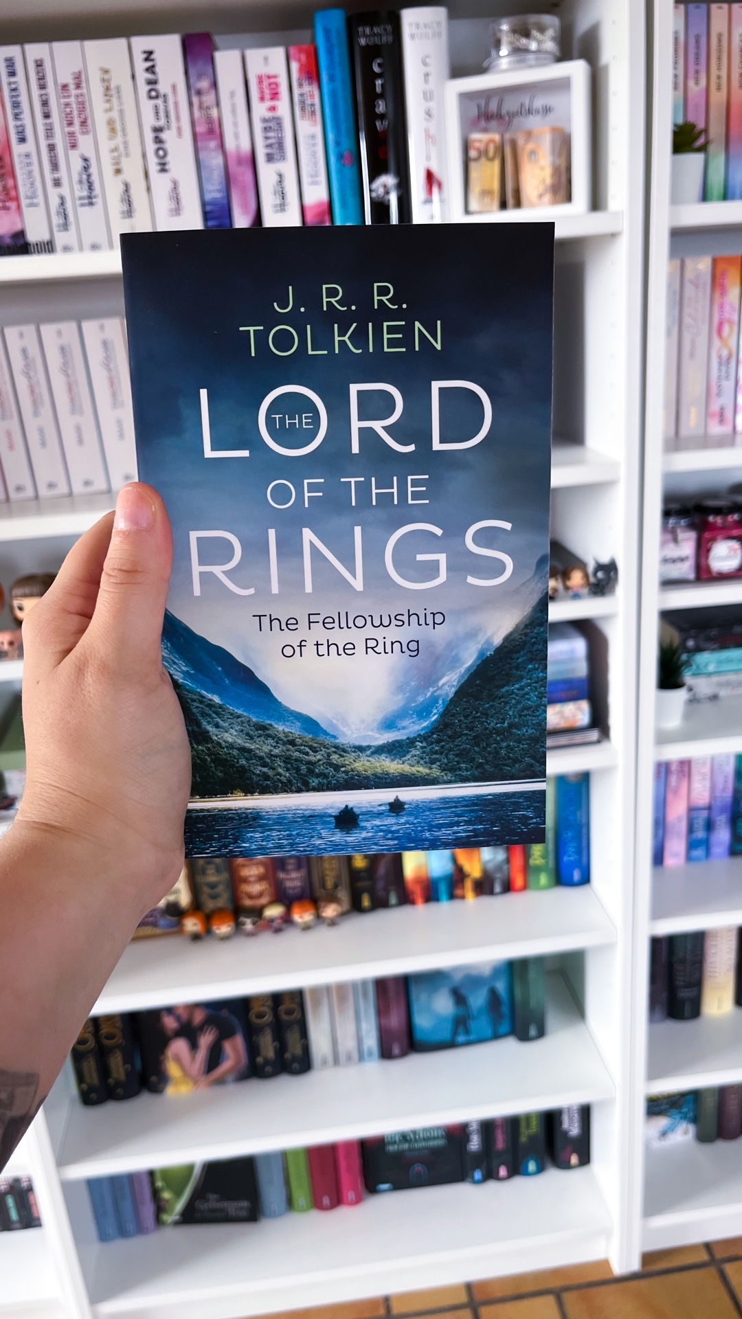 Nach mehren Startschwierigkeiten, die Geschichte beginnt mit einem super langen und informativen Teil über Hobbits, kam ich super in das Buch hinein. Da ich die Filme schon kenne, waren jetzt keine großen Überraschungen vorhanden. Trotzdem ist das Buch super toll und detailreich. Es macht viel Spaß zum lesen und die Welt rund um Mittelerde ist wunderbar.