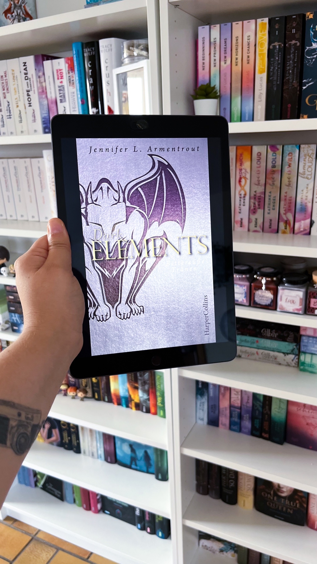 „Dark Elements - bittersüße Tränen“ sollte unbedingt vor der Hauptreihe gelesen werden. Sie bietet einen perfekten Einstieg in die Reihe und macht neugierig auf mehr. Da ich sie erst nach der Reihe gelesen habe, wusste ich wohin die Reise geht, jedoch wurde ich an einer Stelle komplett überrascht. Die Geschichte zu Jasmine und Dez ist zuckersüß. Ich mochte Dez auch immer schon sehr gerne und es war toll Jasmine noch besser kennenzulernen.
