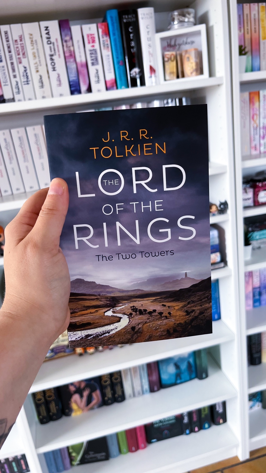 Diesmal hatte ich keine Schwierigkeiten hinein zu kommen. Es ist immer noch super interessant, auch wenn es hier wieder kaum Überraschungen gab. Die Geschichte von Frodo und seinen Gefährten wird immer düsterer und spannender. Mein absolutes Highlight ist und bleibt Baumbart. Ich liebte den Charakter schon sehr bei den Filmen. Nun bin ich sehr gespannt auf das große Finale.