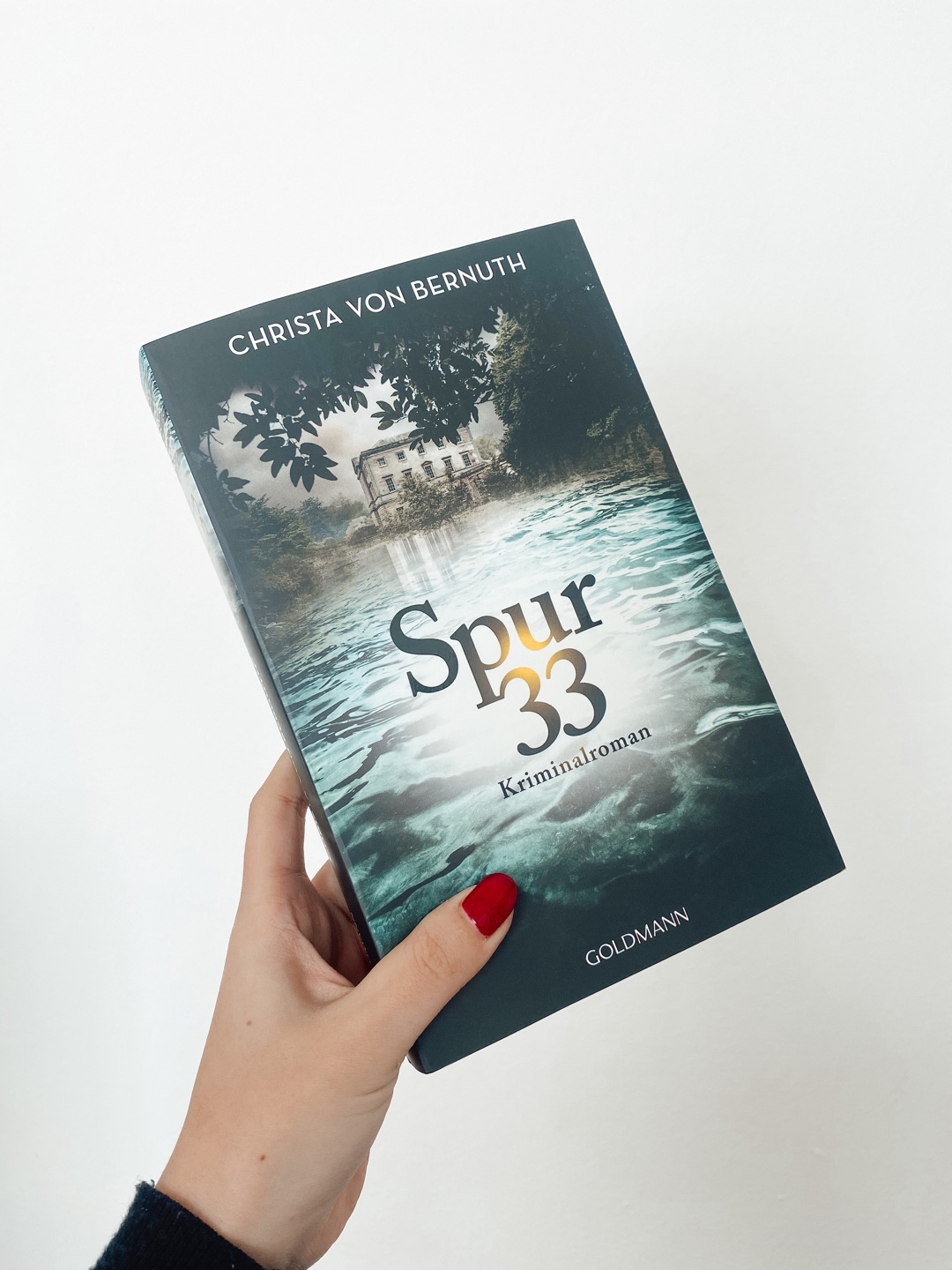 ➡️Kurzrezension: „Tief in der Erde“ fand ich schon absolut genial von der Autorin. Deshalb hab ich mich nun sehr auf das neue Buch gefreut. Das Buch ist wieder inspiriert von einem wahren Kriminalfall. Ich fand das Buch schon interessant, aber es hat mich jetzt nicht so stark gefesselt wie das vorherige Buch der Autorin. Man weiß schon relativ früh, wie alles ausgeht, aber dafür erfahren wir viel über die Gedanken/Gefühle der Personen. Definitiv ein gutes Buch, aber hat mich auch nicht vom Hocker gehauen. Empfehlen kann ich es trotzdem, wenn man gerne auch mal einen ruhigeren Kriminalroman lesen möchte.☺️