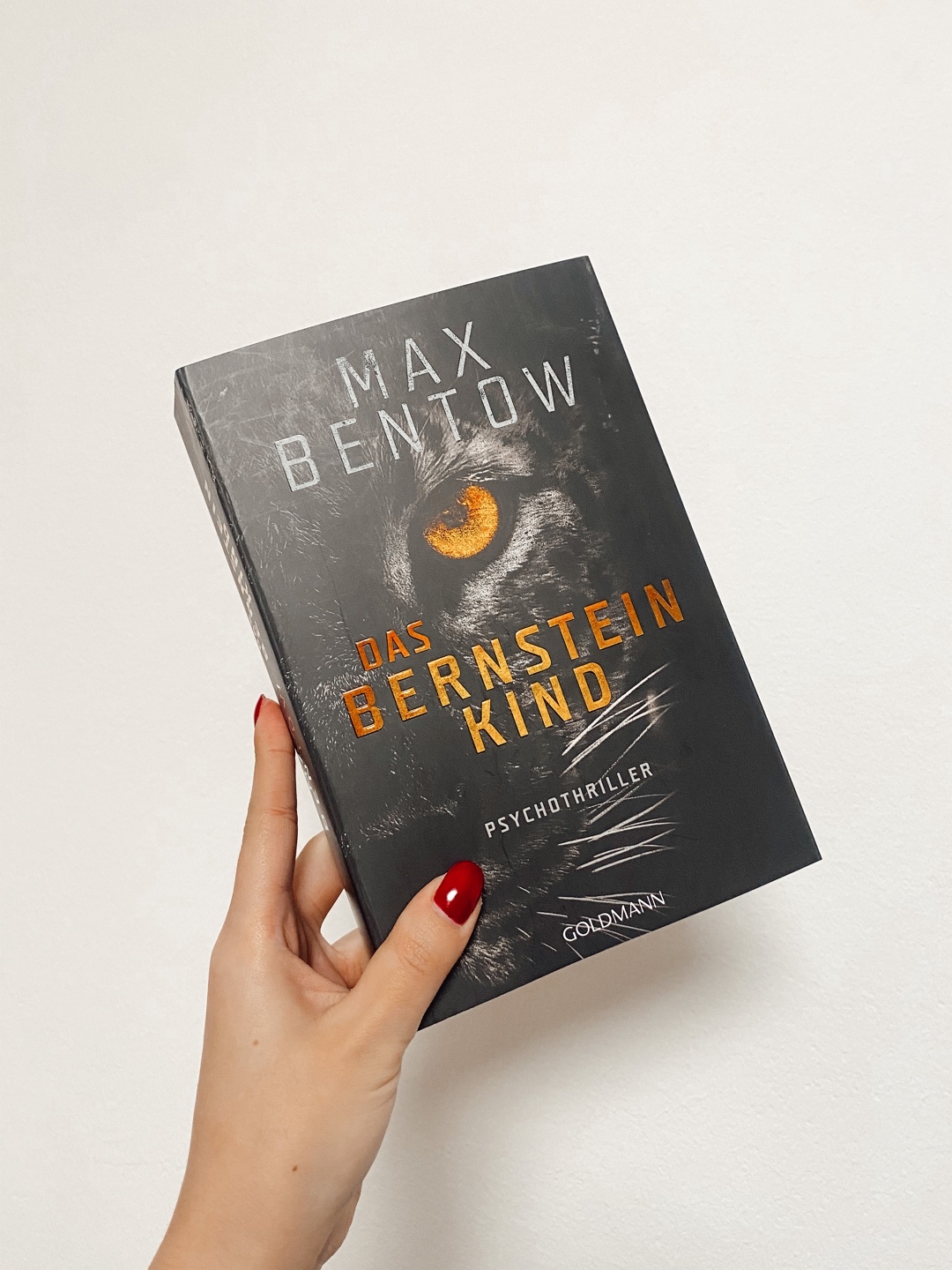 ➡️Kurzrezension: Ein neuer Fall für Nils Trojan! Ich muss sagen der Einstieg ist hier wieder mal sehr spannend & es geht auch ziemlich rasant weiter. So kann man das Buch wirklich schnell mal an 2-3 Abenden lesen. Der Schreibstil ist zu dem auch sehr flüssig. Den Fall fand ich ganz spannend, mal was anderes. Das Ende war hier dann eher kurz, aber dafür waren die Kapitel aus der Sicht des Täters ganz interessant. Hat mir also gut gefallen!☺️
