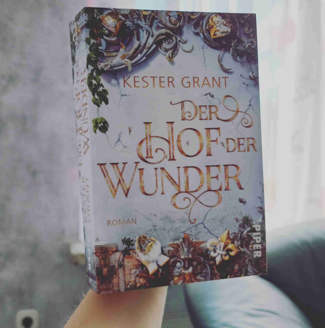 Anfangs viele Zeitsprünge. Viele Plotttwist die echt unerwartet kommen. SUPER STORY! Aller dings fällt es am Anfang etwas schwer in die Story reinzukommen. Vieles erklärt sich leider erst zur Hälfte des Buches und ist im Vorfeld etwas verwirrend und nicht gut nachzuvollziehen.
Das Sport das Lesevergnügen allerdings ja auch an 😅😅