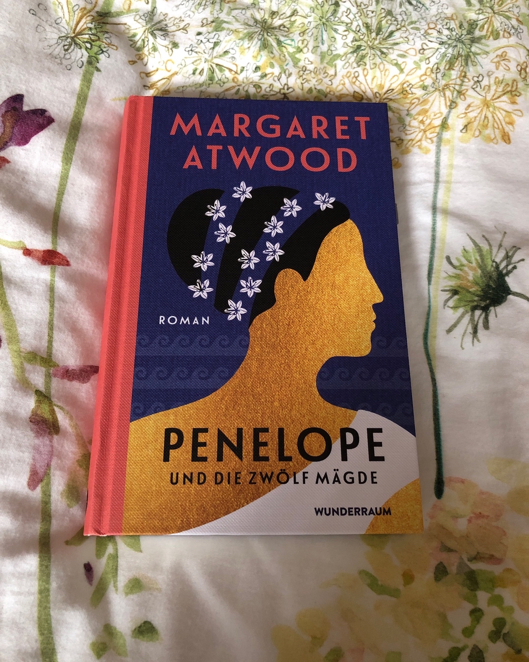 Penelope – die spartanische Prinzessin gilt als Sinnbild der treu liebenden Ehefrau und Mutter, die jahrzehntelang geduldig die Heimkehr des heldenhaften Ehemanns erwartet. So erzählt es die »Odyssee«, aber ist es auch die Geschichte, die Penelope selbst erzählen würde? Nein, findet Margaret Atwood. Ohne ein Blatt vor den Mund zu nehmen hält ihre Penelope Rückschau auf ihr Leben, berichtet von der gnadenlosen Konkurrenz mit der hübschen Cousine Helena, von der Zwangsverheiratung mit Odysseus, einem Mann, dem der Ruf vorauseilte, ein Aufschneider zu sein, und den Intrigen und Skandalen am Hofe Ithakas. Ergänzt wird Penelopes Erzählung vom Chor ihrer Mägde, die ihren Dienst mit dem Leben bezahlten und nun nach Gerechtigkeit verlangen.