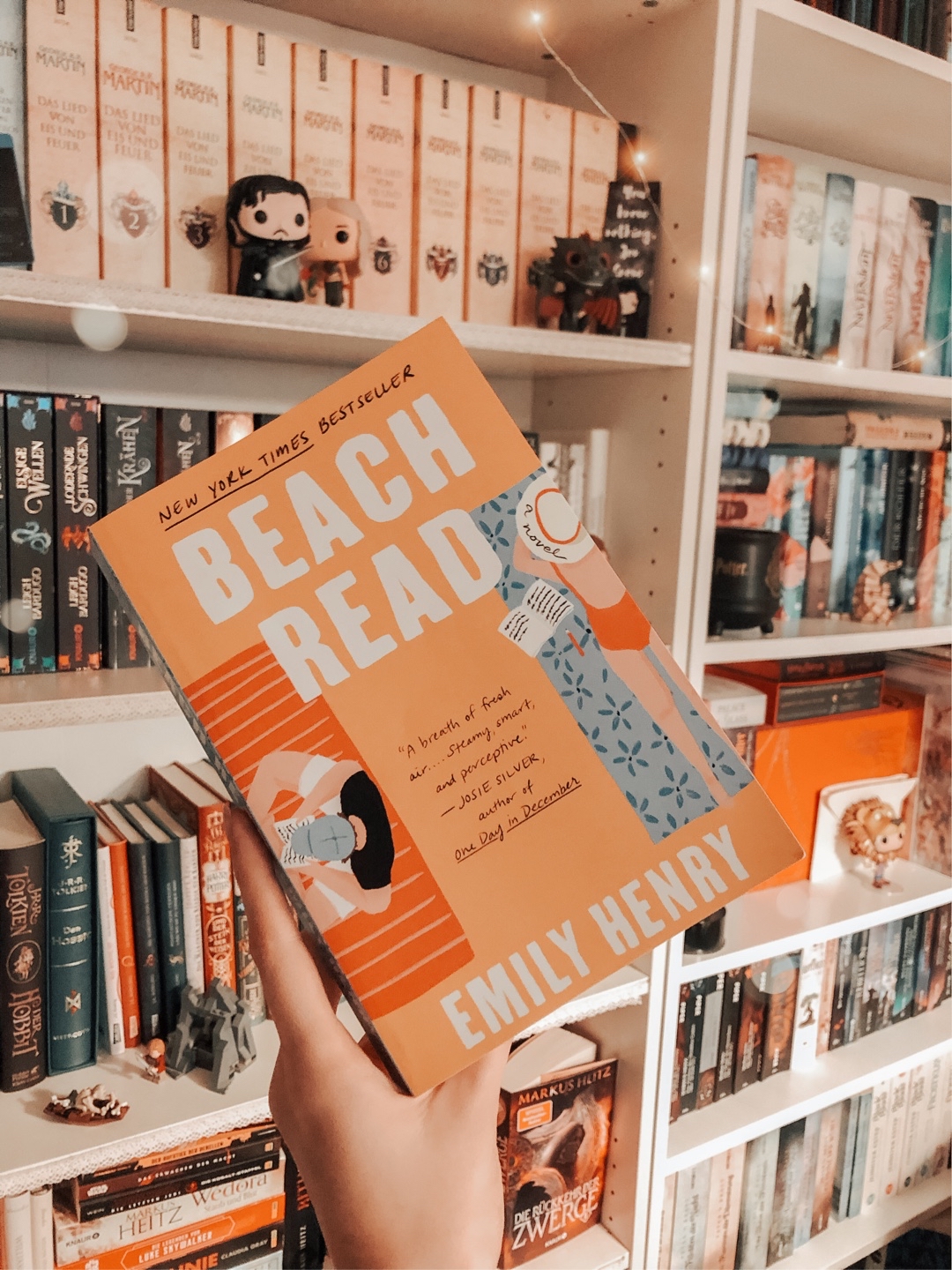 Is it possible to fall that hard for a fictional character? Emily Henry hat sich mit diesem Buch direkt in mein Herz geschrieben. Dieses Buch ist definitiv worth the #BookTok Hype.